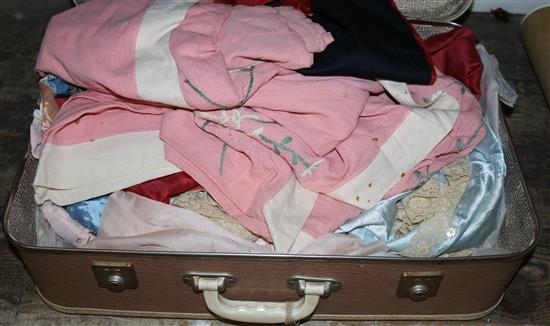 Suitcase of kimonos, dressing gowns & silk\satin nightwear